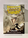 Boîte Dragon Shield Valor 100 protèges cartes double mat, illustration dragon et guerrier.