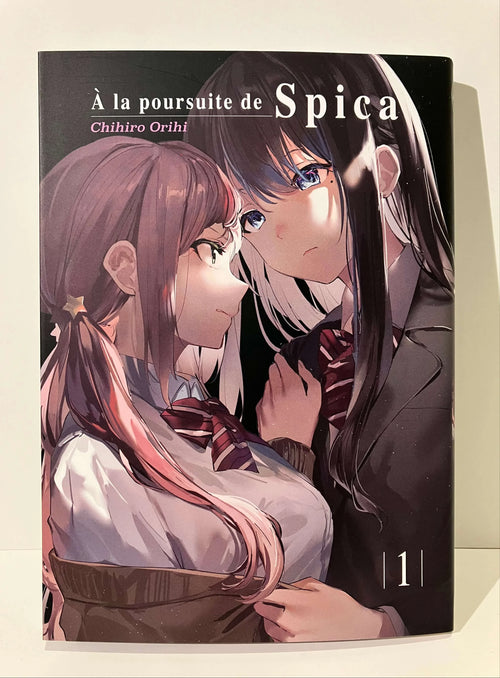Couverture du manga À la poursuite de Spica tome 1 avec deux lycéennes en uniforme se regardant.