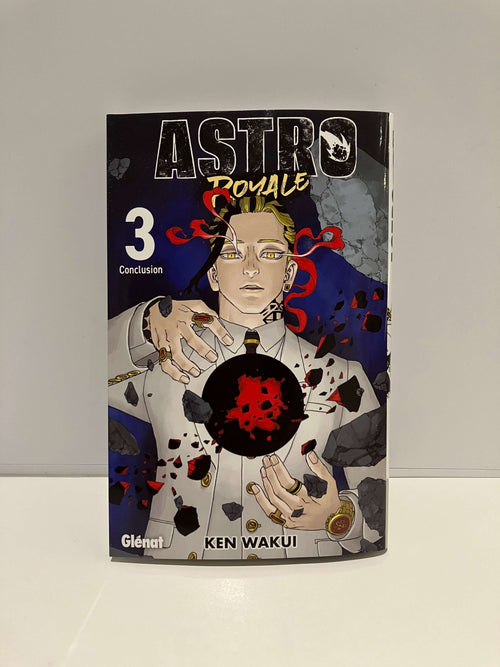Couverture de  manga Astro Royale tome 3 : un personnage en costume blanc fait léviter une sphère noire entourée de débris sur fond bleu sombre.