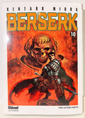 Couverture Berserk tome 10, Guts en armure devant un crâne géant, fond rouge ardent