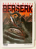 Couverture Berserk Tome 30, guerrier en armure avec épée ensanglantée, fond sombre et tourbillonnant