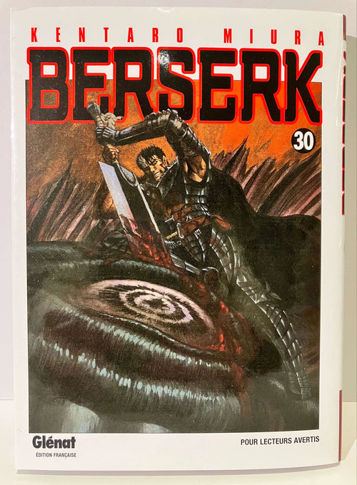 Couverture Berserk Tome 30, guerrier en armure avec épée ensanglantée, fond sombre et tourbillonnant