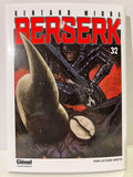 Couverture du manga Berserk Tome 32, Guts en armure noire brandissant une épée, fond rouge sombre.