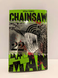 Couverture de manga Chainsaw Man Tome 22 édition spéciale : L’illustration met en avant le démon-tronçonneuse vu de profil, avec sa tête mécanique hérissée de longues dents acérées. Le dessin en noir et blanc contraste avec un fond vert vif traversé par le titre en grandes lettres noires. Des éclaboussures rouges et des motifs de chaînes renforcent l’esthétique brutale et énergique propre à la série.