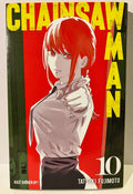 Couverture du manga Chainsaw Man tome 10 avec une femme aux cheveux rouges pointant du doigt.