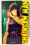 Couverture Chainsaw Man tome 12, personnage femme aux yeux rouges, fond urbain vert, manga