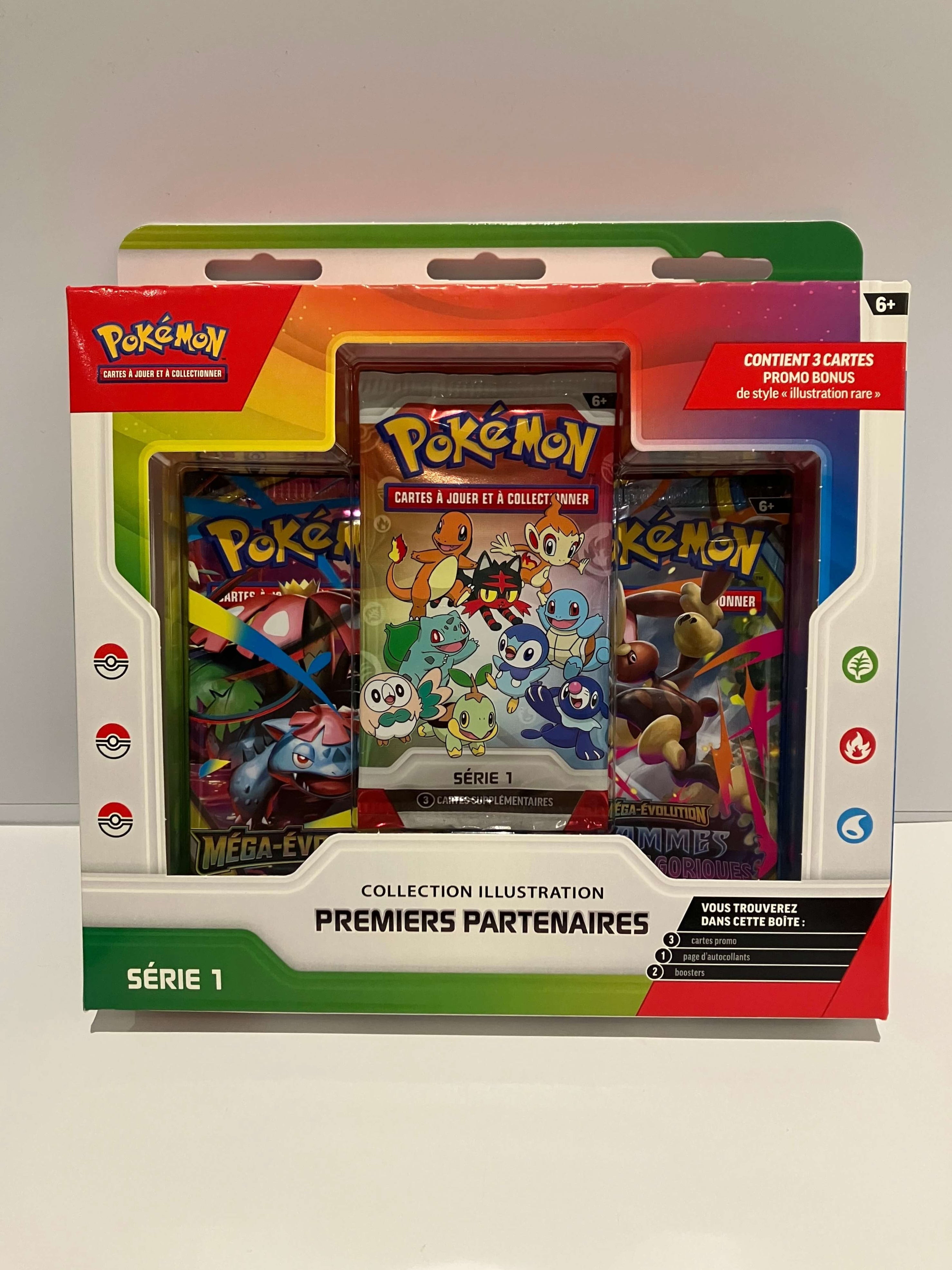 Boîte Pokémon « Collection Illustration Premiers Partenaires» contenant 1 booster spécial, 2 boosters du JCC.