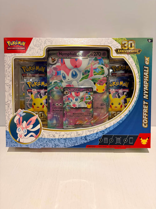 Coffret Nymphali ex contient : 4 boosters 30e anniversaire, 1 carte promo brillante et 1 carte grand format