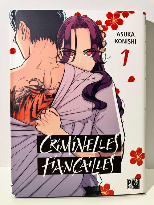 Couverture manga Criminelles Fiançailles Tome 1, deux personnages enlacés, fleurs rouges, Asuka Konishi, Pika Edition