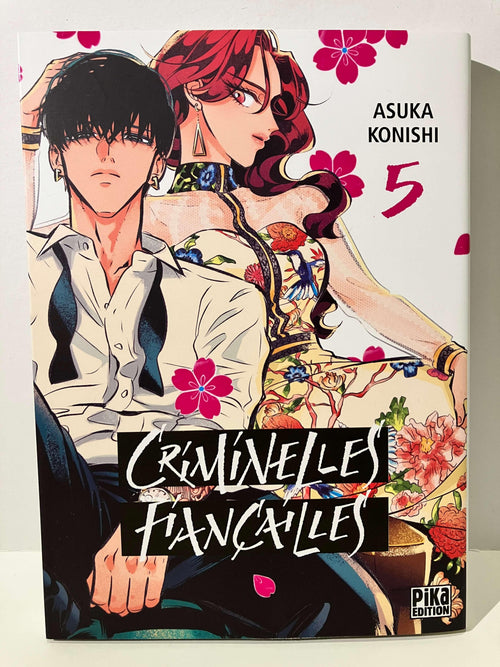 Couverture manga Criminelles Fiançailles tome 5 avec deux personnages stylisés, fleurs roses