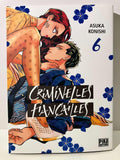 Couverture manga Criminelles fiançailles tome 6, deux personnages enlacés, fleurs bleues, Pika Edition