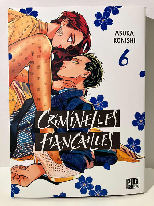Couverture manga Criminelles fiançailles tome 6, deux personnages enlacés, fleurs bleues, Pika Edition