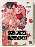 Couverture manga Criminelles Fiançailles tome 7, couple élégant, fond fleurs rouges