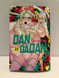 Couverture du manga Dandadan : deux filles avec les lunettes qui sont prêtes à se battre, sur un fond coloré.