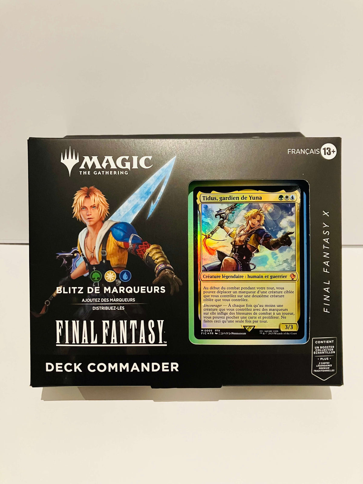 Boîte Magic Blitz de Marqueurs de Final Fantasy contenant un booster collector et une carte promo avec illustration de Tidus sur fond noir