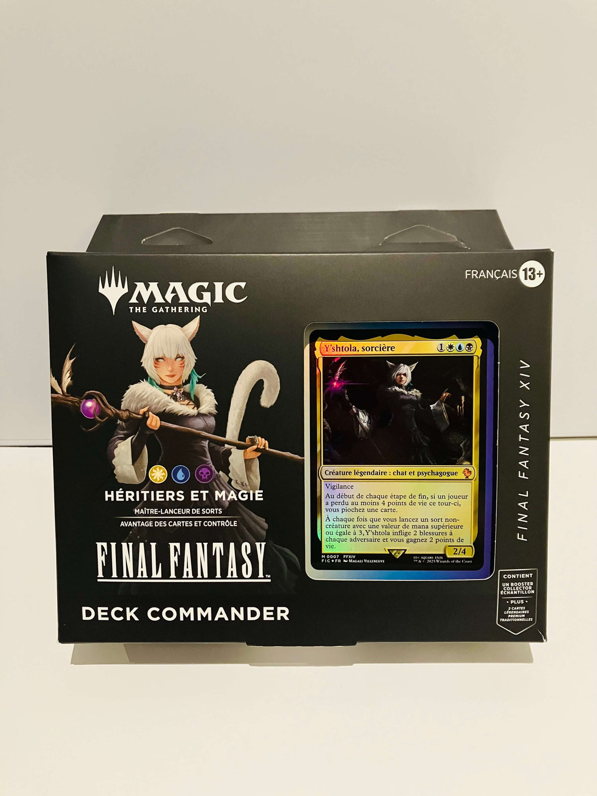 Boîte Magic Héritiers et Magie de Final Fantasy contenant un booster collector et une carte promo avec illustration de Y'shtola sur fond noir