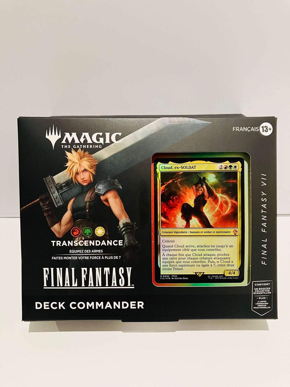 Boîte Magic Transcendance de Final Fantasy contenant un booster collector et une carte promo avec illustration de Cloud sur fond noir