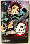 Couverture du manga Demon Slayer tome 10 avec personnage principal tenant un katana, fond coloré.