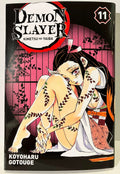 Couverture Demon Slayer tome 11 avec Nezuko assise, fond rose motifs végétaux, manga Koyoharu Gotouge