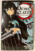 Couverture de Demon Slayer tome 12 avec un personnage en uniforme noir tenant un katana