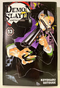 Couverture du manga Demon Slayer tome 13 avec un personnage armé d’un fusil et d’un sabre.