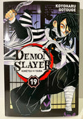 Couverture manga Demon Slayer tome 19, personnage en uniforme noir, serpent blanc, décor japonais.