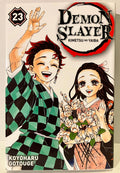 Couverture du manga Demon Slayer tome 23 avec Tanjiro et Nezuko souriants, bouquet de fleurs