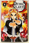 Couverture Demon Slayer tome 8, personnage en kimono noir, fond feu, épée, manga Koyoharu Gotouge