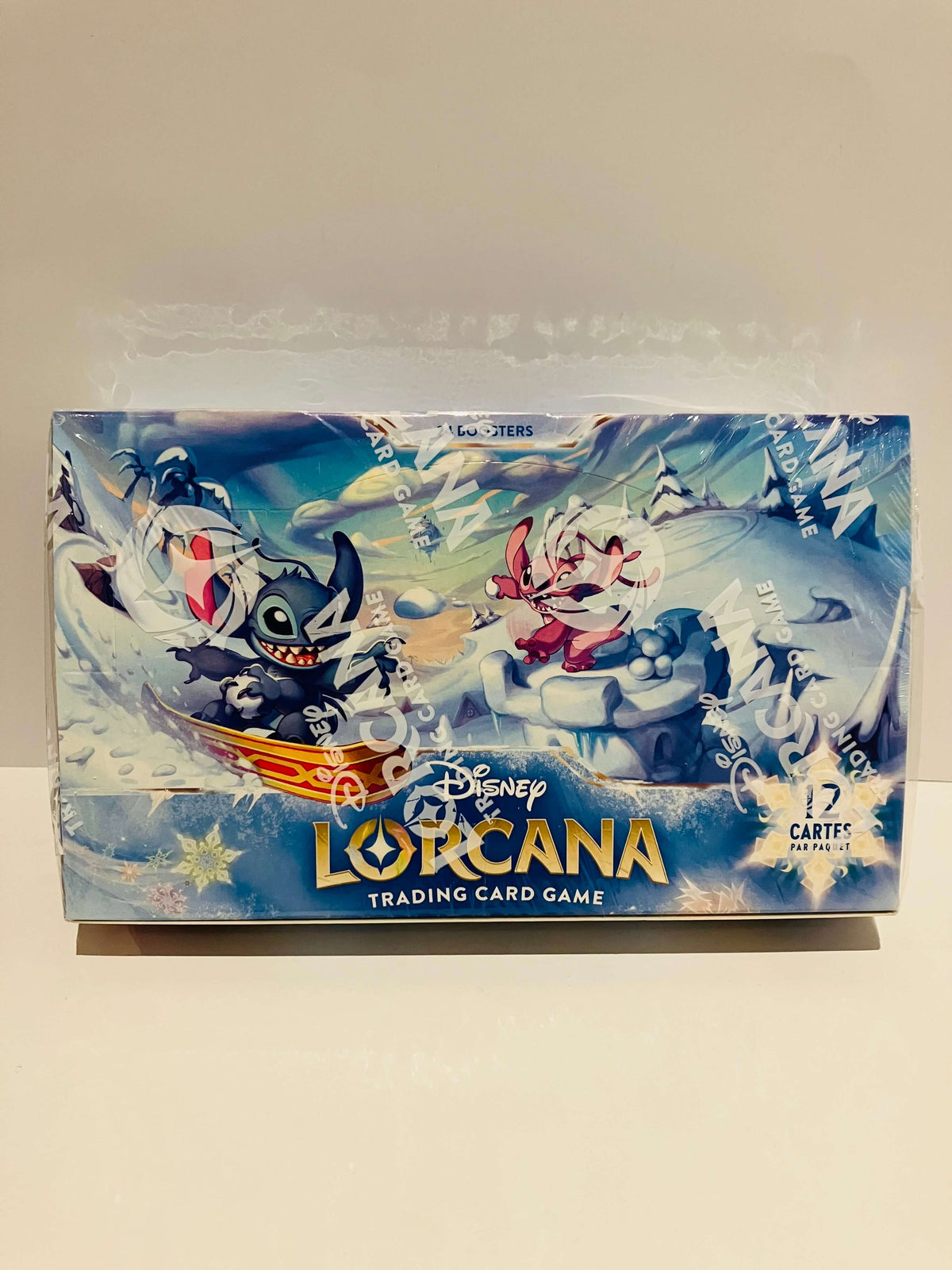 Display Disney Lorcana Trading Card Game Givresort scellée, illustrée avec Stitch et Angel dans un décor enneigé, contenant 24 boosters de cartes.