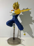 Figurine Super Vegito Dragon Ball Z, cheveux dorés, attaque d'énergie jaune, socle transparent.