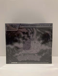 ce coffret dresseur d'élite contient 9 boosters de nuit noire, 1 carte promotionnelle brillante Illustration Rare, 65 protège-cartes, 40 cartes Énergie, 1 guide de jeu illustré de l'extension Nuit Noire, 6 dés marqueurs de dégâts, 1 dé lancer de pièce autorisé en tournoi officiel, 1 pièce en plastique à l'effigie de l'extension, coffret de rangement illustré avec 6 séparateurs inclus, 1 carte à code JCC Pokémon Live