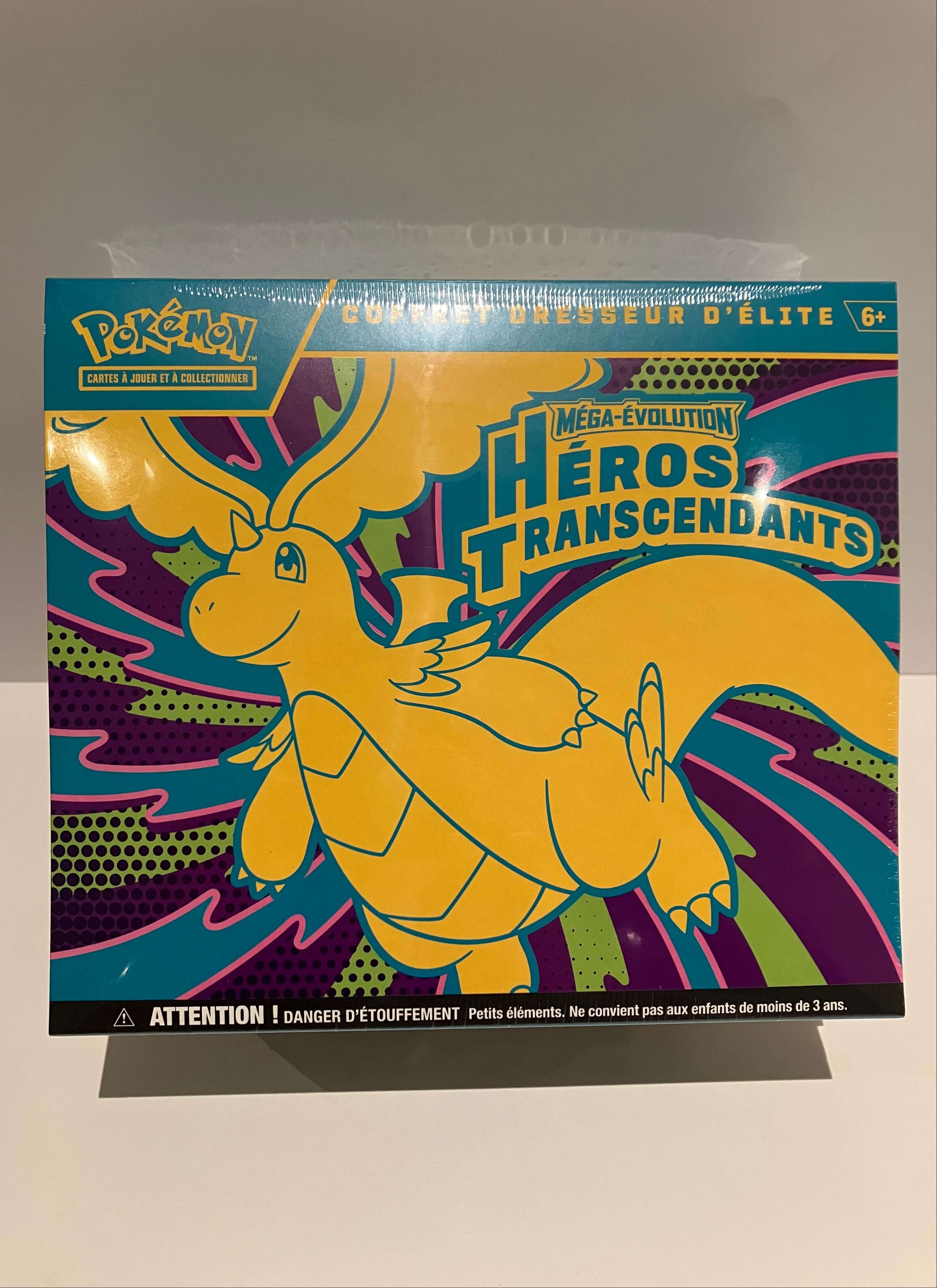 ETB Héros Transcendants avec un grand Dragonite jaune  sur fond violet et vert