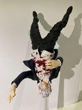 Figurine Jujutsu Kaisen Satoru Gojo, tenue noire et blanche, chemise ensanglantée, sur fond clair