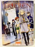 Couverture du manga Frieren tome 5 avec personnages principaux en habits de fantasy dans un palais.