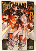 Couverture manga Gachiakuta tome 6, personnage féminin aux cheveux noirs et rouges, bottes imposantes, style Pika Edition.