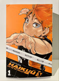 Couverture du manga Haikyu Les as du volley-ball tome 1, joueur de volley animé sautant, fond orange.