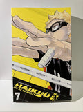 Couverture manga Haikyu Les as du volley tome 7, joueur blonde en match, fond jaune, filet de volley.