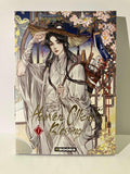 Couverture Heaven Official's Blessing tome 1, personnage en tenue blanche, fleurs et décor asiatique