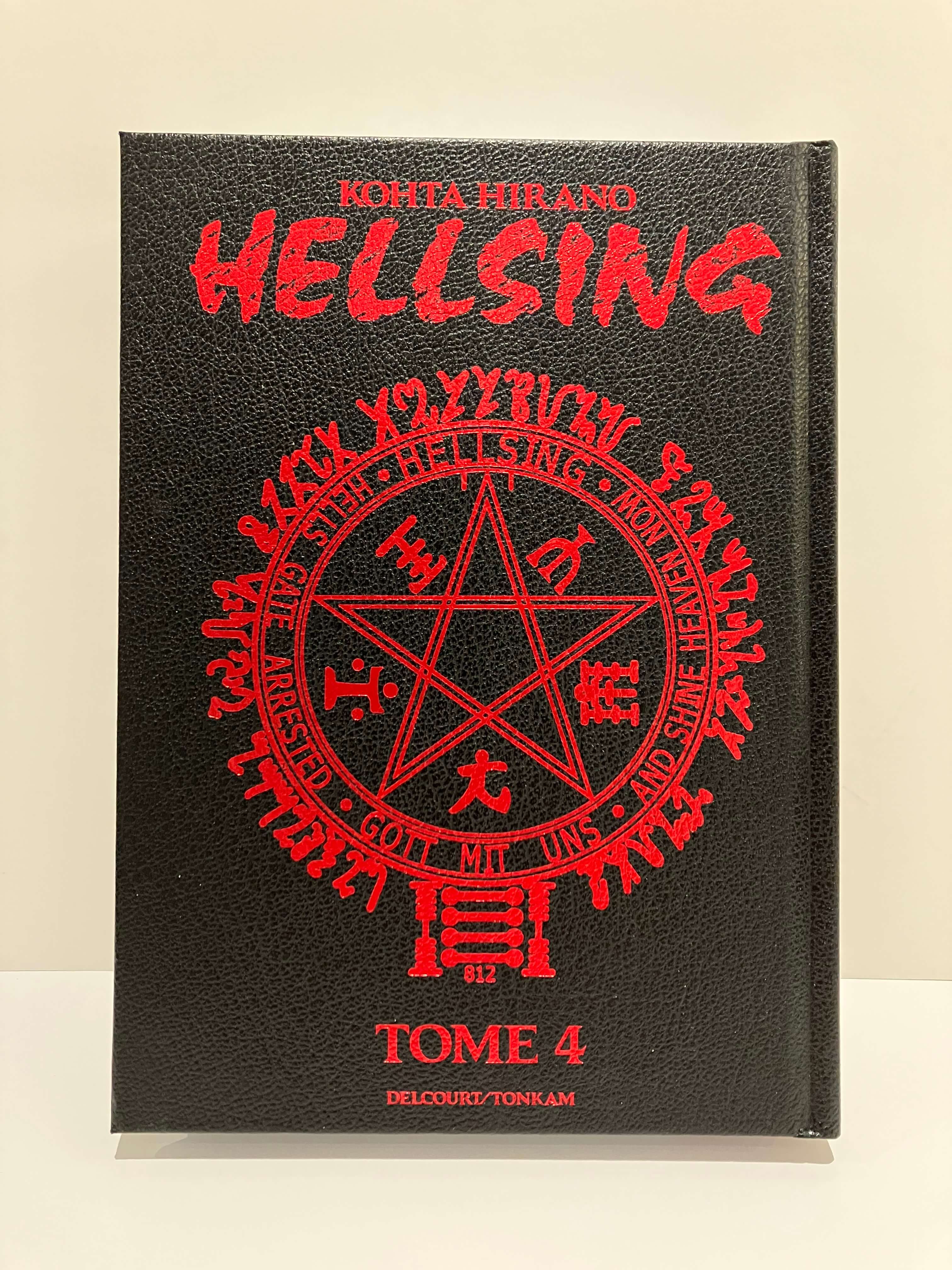 couverture de manga Hellsing Perfect edition tome 4 : tout en noir avec le titre rouge en haut
