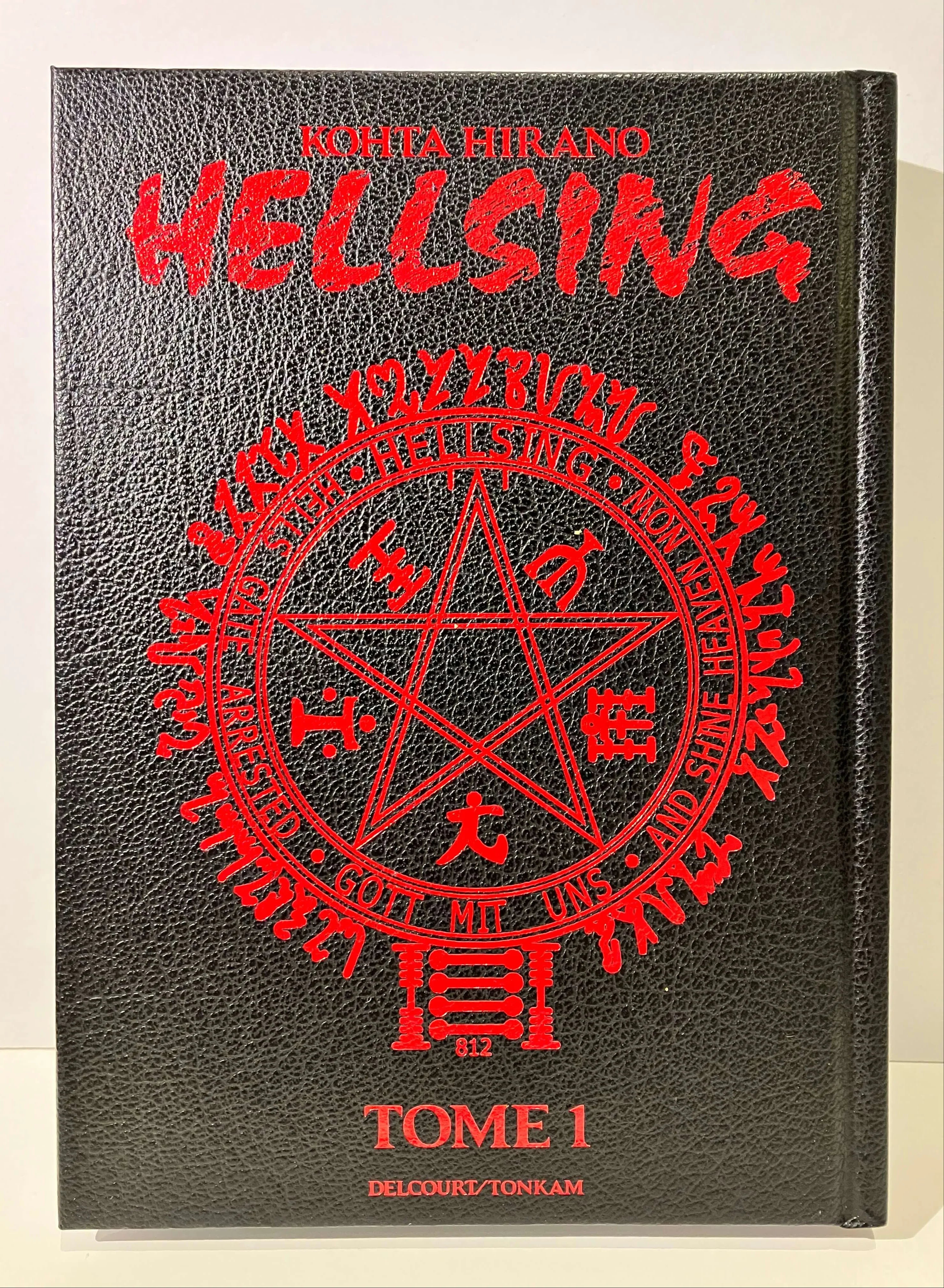 Couverture manga Hellsing Tome 1 édition parfaite, motif pentacle rouge sur fond noir.