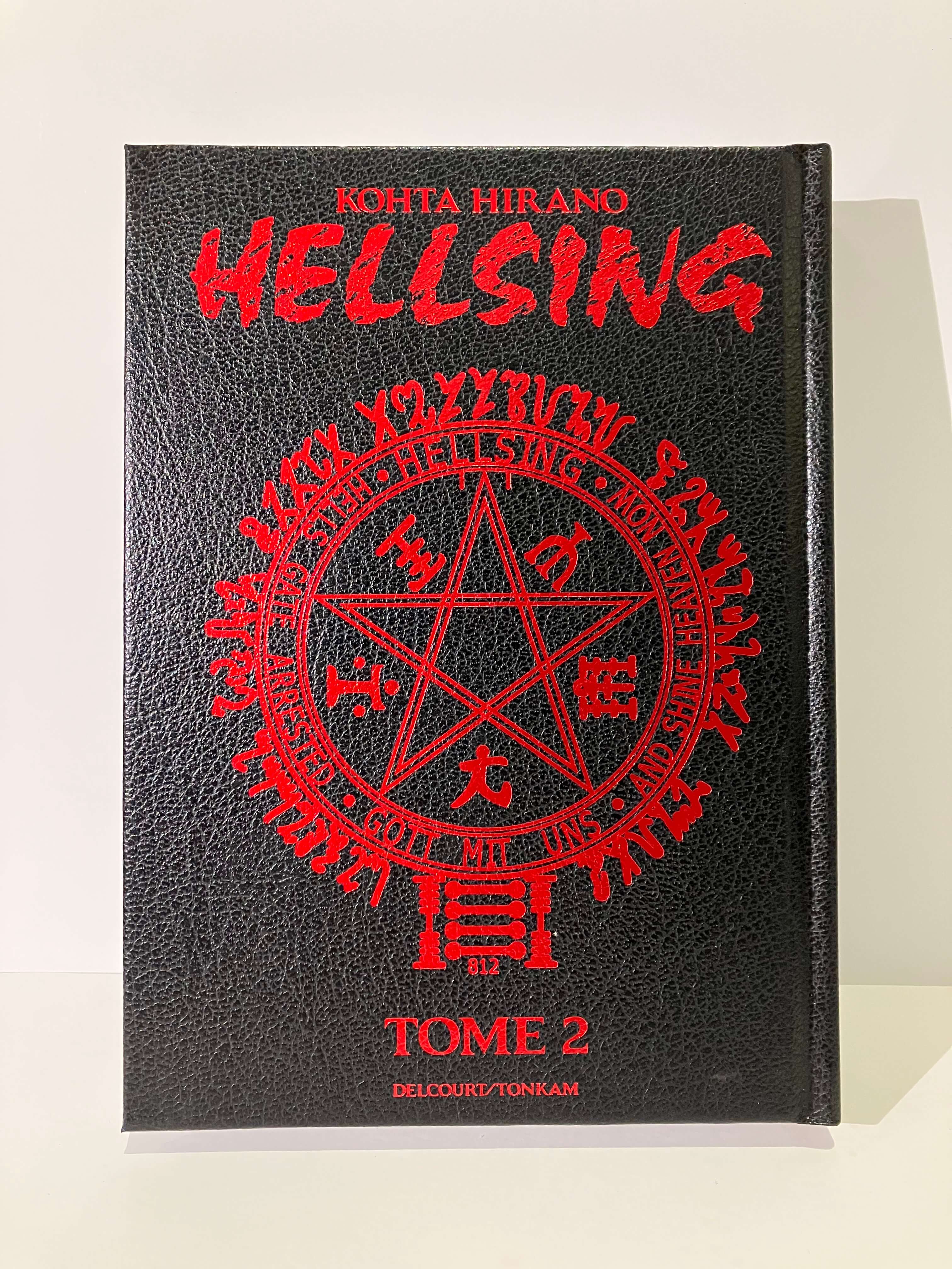 Couverture Hellsing tome 2 Perfect Edition noir, motifs rouges, manga Delcourt Tonkam