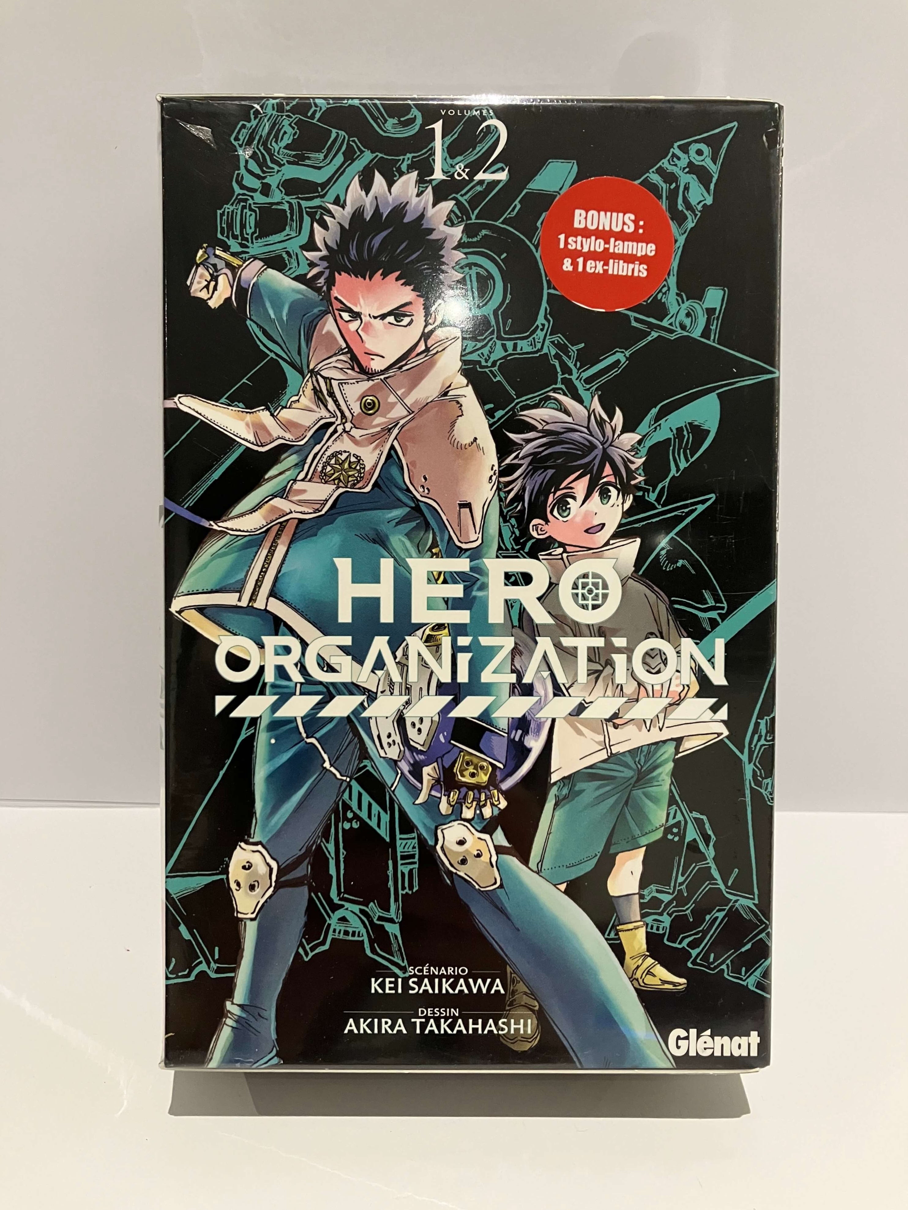 couverture de manga Hero Organization Tome 1 et 2 collector : Deux jeunes héros aux cheveux noirs se tiennent au premier plan dans des poses dynamiques, vêtus de tenues inspirées de la science-fiction. Derrière eux se dessinent des silhouettes de robots et de machines aux traits turquoise sur fond noir.