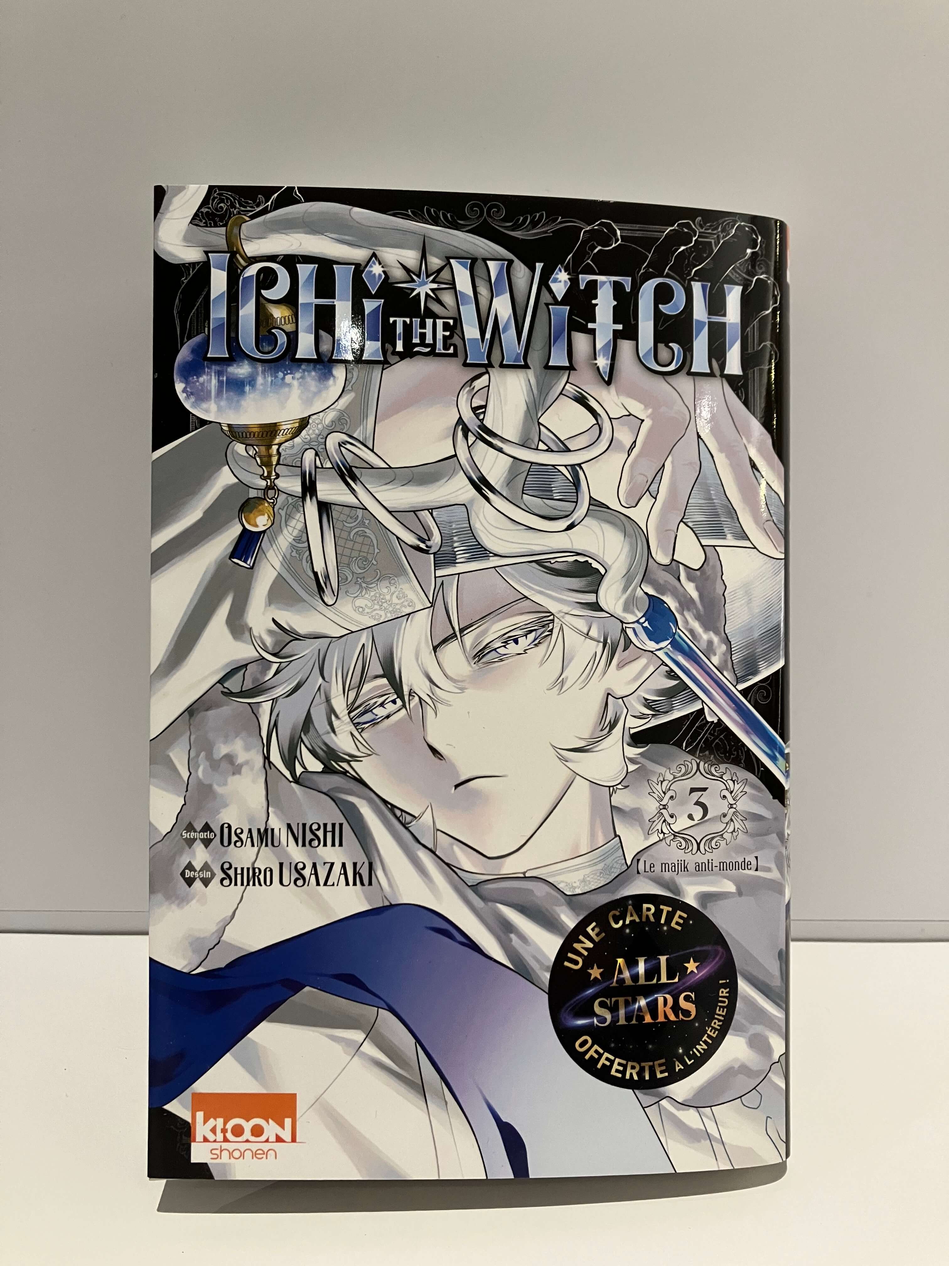 Couverture de manga Ichi the Witch : un sorcier regard froid qui tient une baguette magique sur un fond noir