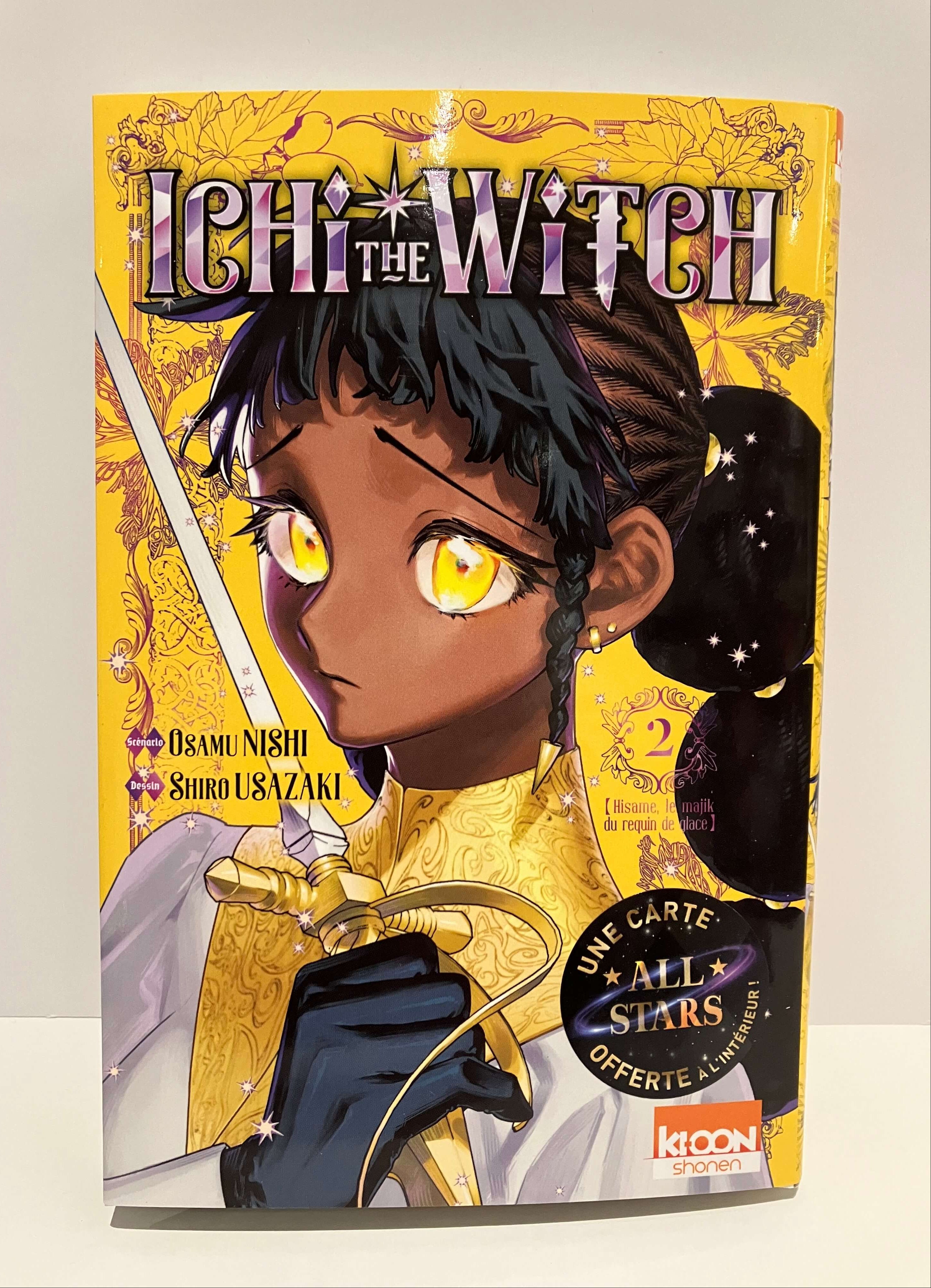 une jeune fille aux yeux dorés tenant une épée, sur fond jaune orné de motifs floraux,