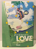 Couverture du manga Internet Love, personnage assis sur un canapé, ciel bleu, ambiance relaxante, Glénat.
