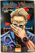 Couverture Jujutsu Kaisen tome 11, personnage aux cheveux clairs et lunettes, fond sombre et taches rouges.