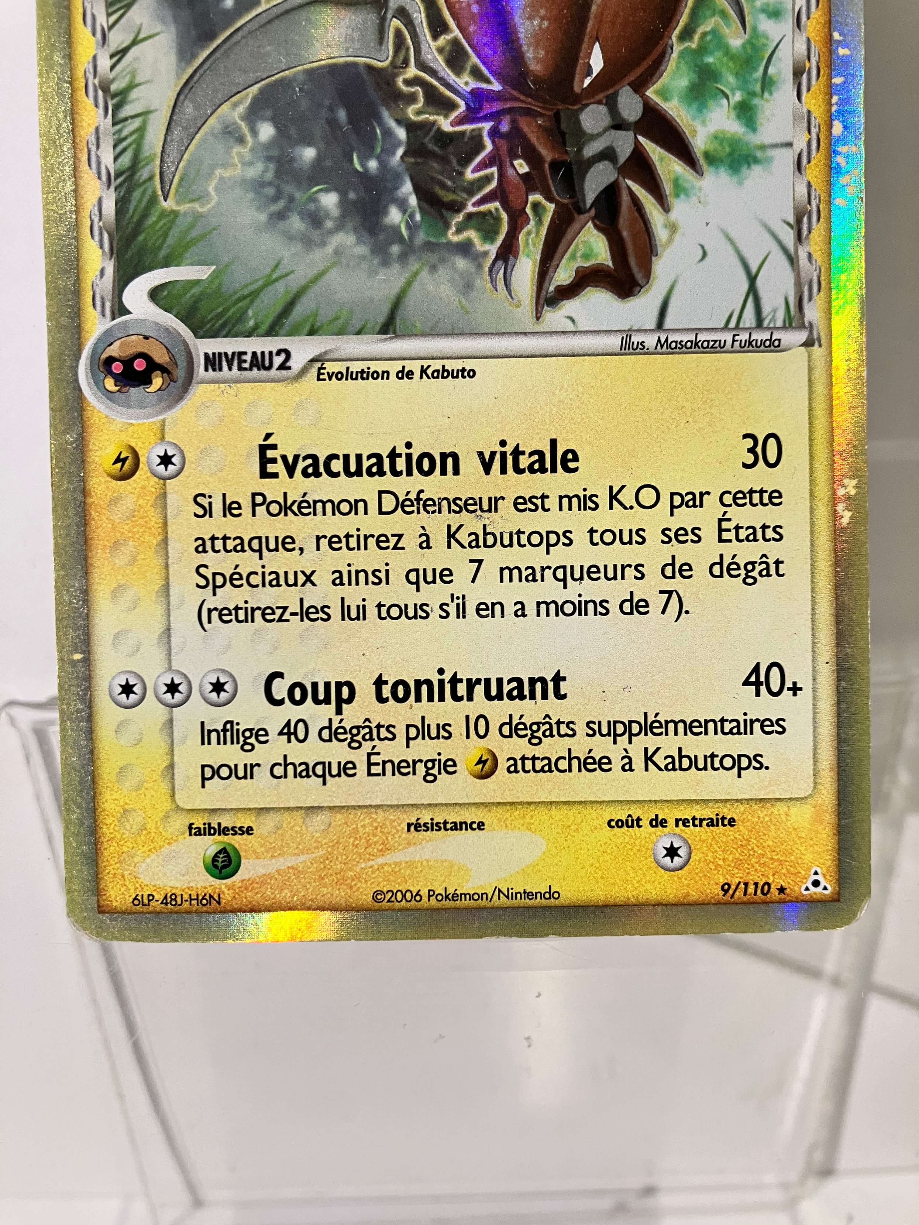 Carte Pokémon Kabutops EX Holon Delta 9/110 brillante, texte en français, fond holographique.