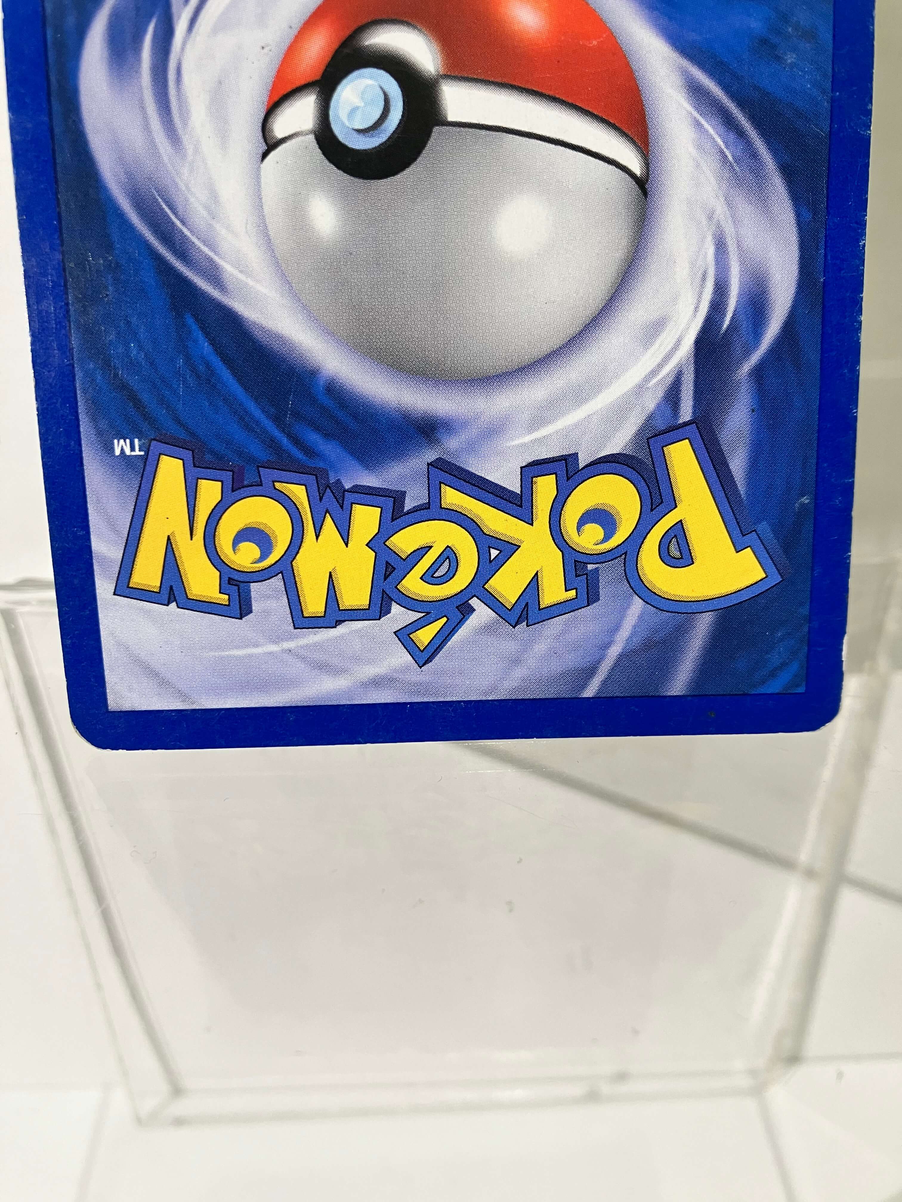 Dos de carte Pokémon, Pokéball, fond bleu, carte à collectionner Pokémon.