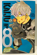 Couverture manga Kaiju No 8 tome 2, personnage aux cheveux gris armé, fond bleu.