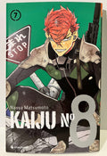 Couverture manga Kaiju No 8 tome 7, personnage roux en armure devant panneau stop, fond vert.